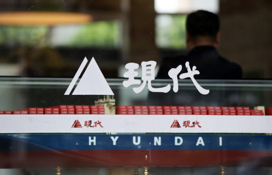 현대상선이 채권단 공동관리(자율협약)의 나머지 조건인 글로벌 해운동맹 합류를 확정 지으면서 본격적인 경영 정상화에 나서게 됐다. 채권단 출자전환을 비롯해 모든 구조조정 절차가 마무리되면 현대상선은 40년 만에 현대그룹 품을 떠나서 새 선장을 찾아 새롭게 출항한다. 사진은 15일 오전 서울 종로구 현대상선 본사.